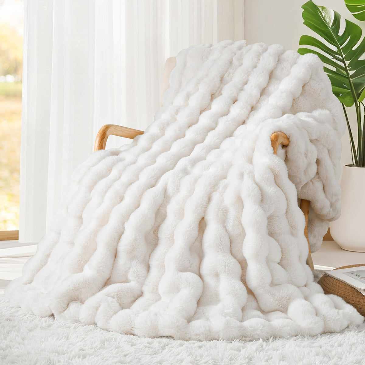 Touchat Luxury 1000GSM Faux Rabbit Fur Throw Blanket, Super Heavy Warm Cozy Blankets for Couch Bed Sofa, Bubble Plush Fuzzy Elegant Soft Mink Blanket for Mom Living Room Bedroom, Cream White
