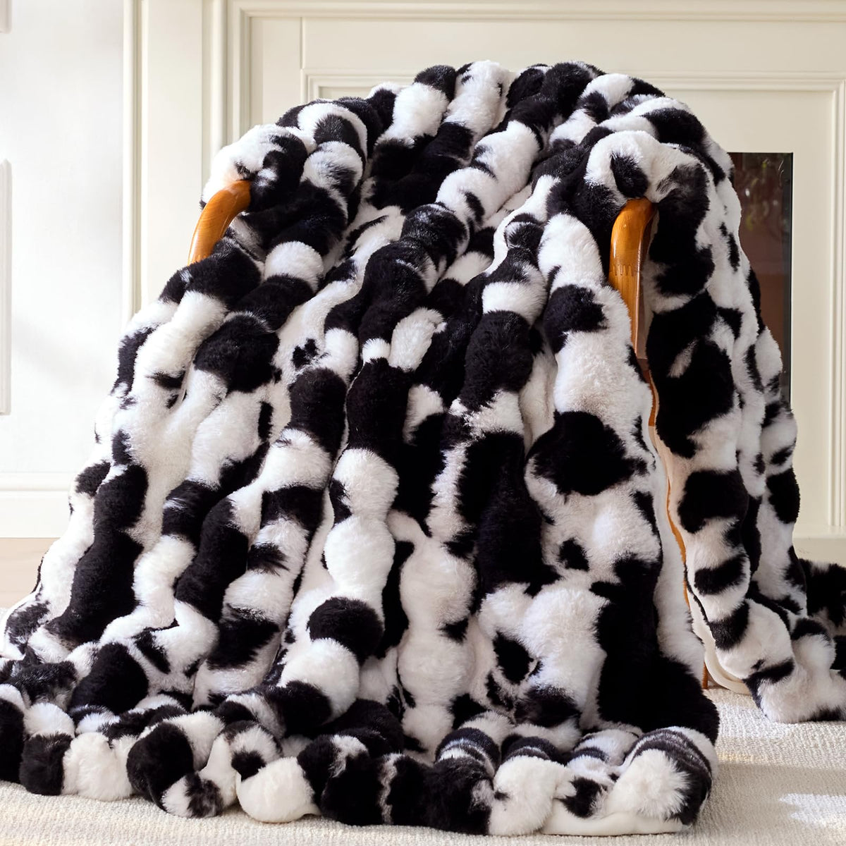 Anysay Faux Fur Throw Blanket, 1000GSM Fluffy Soft Bubble Blanket 50''*60''