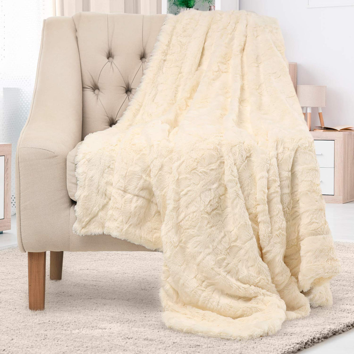 Everlasting Comfort Soft & Comfortable Gray Faux Fur Throw Blanket for Couch - (50"x65") Minky & Fluffy Fall Blankets & Throws, Plush Fuzzy Cover for Bed, Sofa & Living Room - Cozy Home Decor