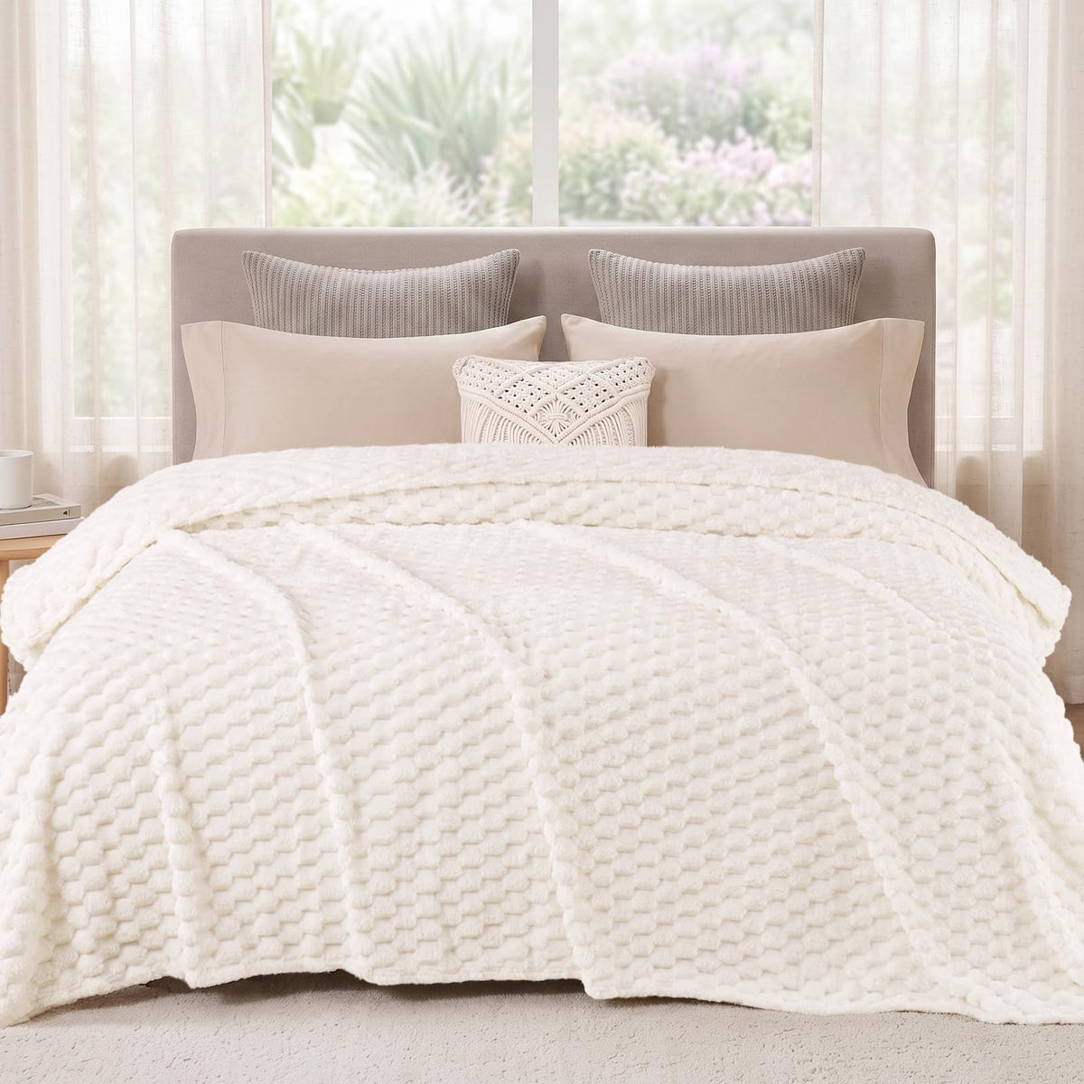 Exclusivo Mezcla Large 3D Fleece Throw Blanket for Couch, Ivory