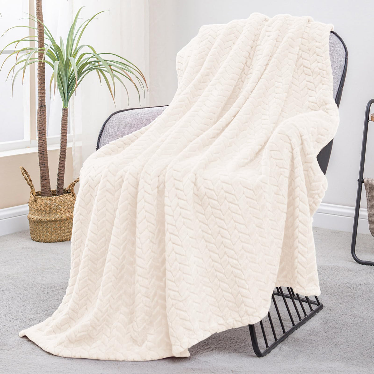 Exclusivo Mezcla Fleece Pink Throw Blanket for Couch Sofa Bed, 50”x70”
