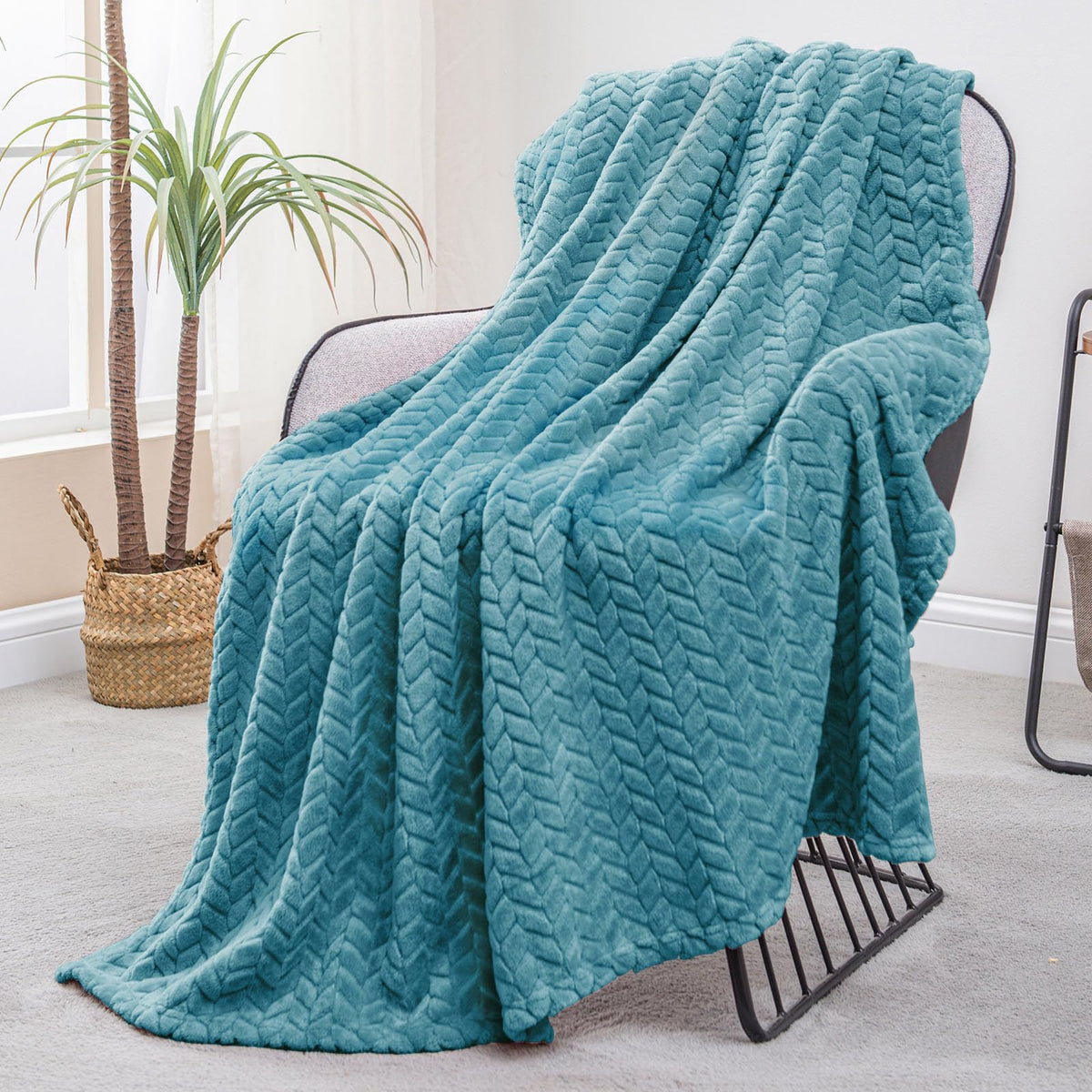 Exclusivo Mezcla Fleece Pink Throw Blanket for Couch Sofa Bed, 50”x70”