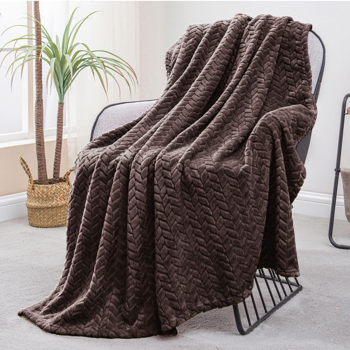 Exclusivo Mezcla Fleece Pink Throw Blanket for Couch Sofa Bed, 50”x70”