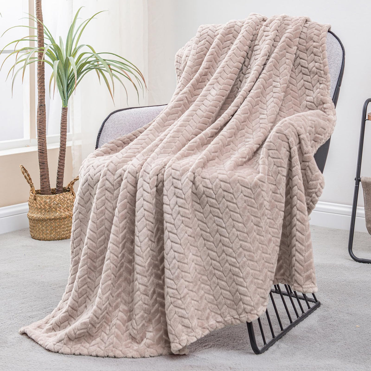 Exclusivo Mezcla Fleece Pink Throw Blanket for Couch Sofa Bed, 50”x70”