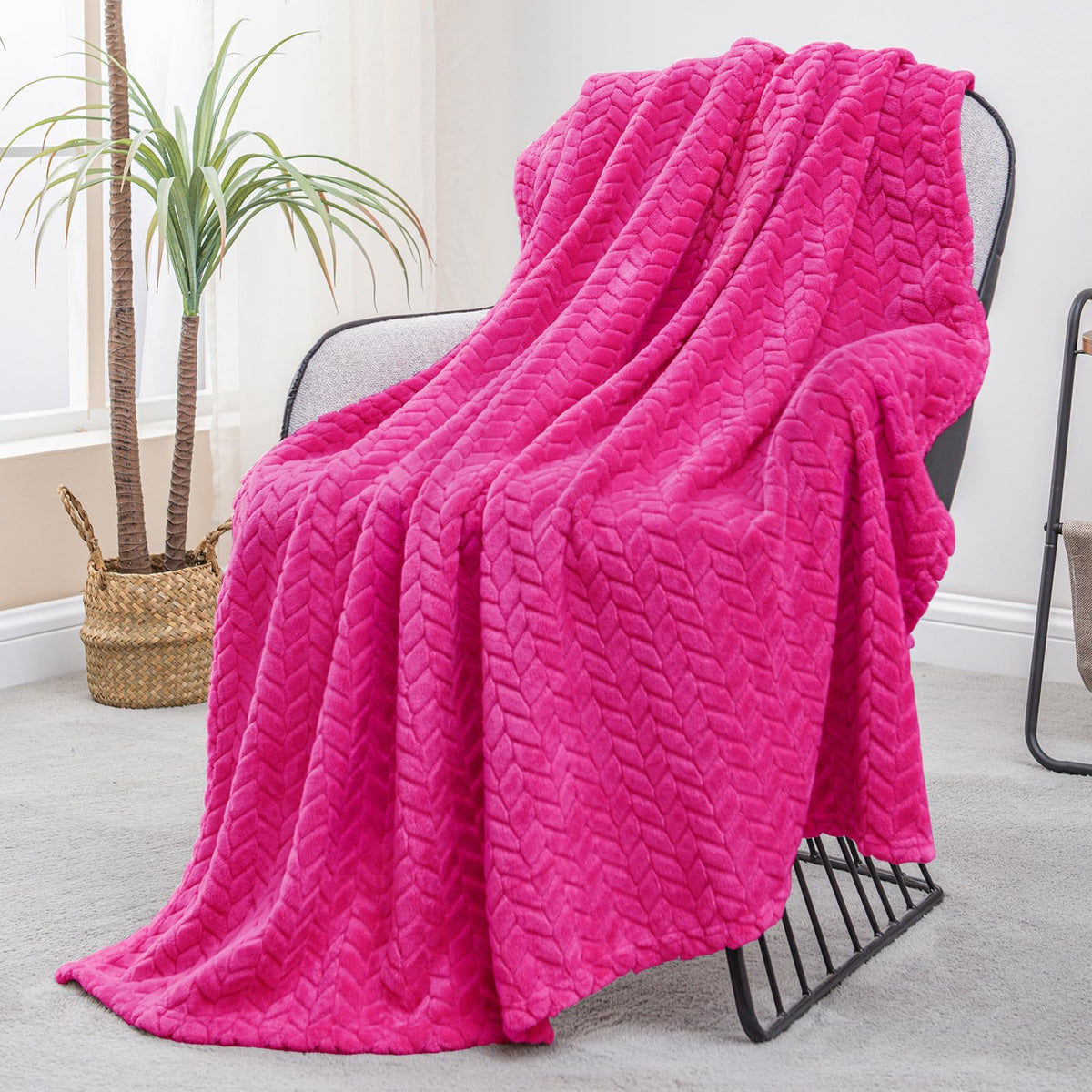 Exclusivo Mezcla Fleece Pink Throw Blanket for Couch Sofa Bed, 50”x70”