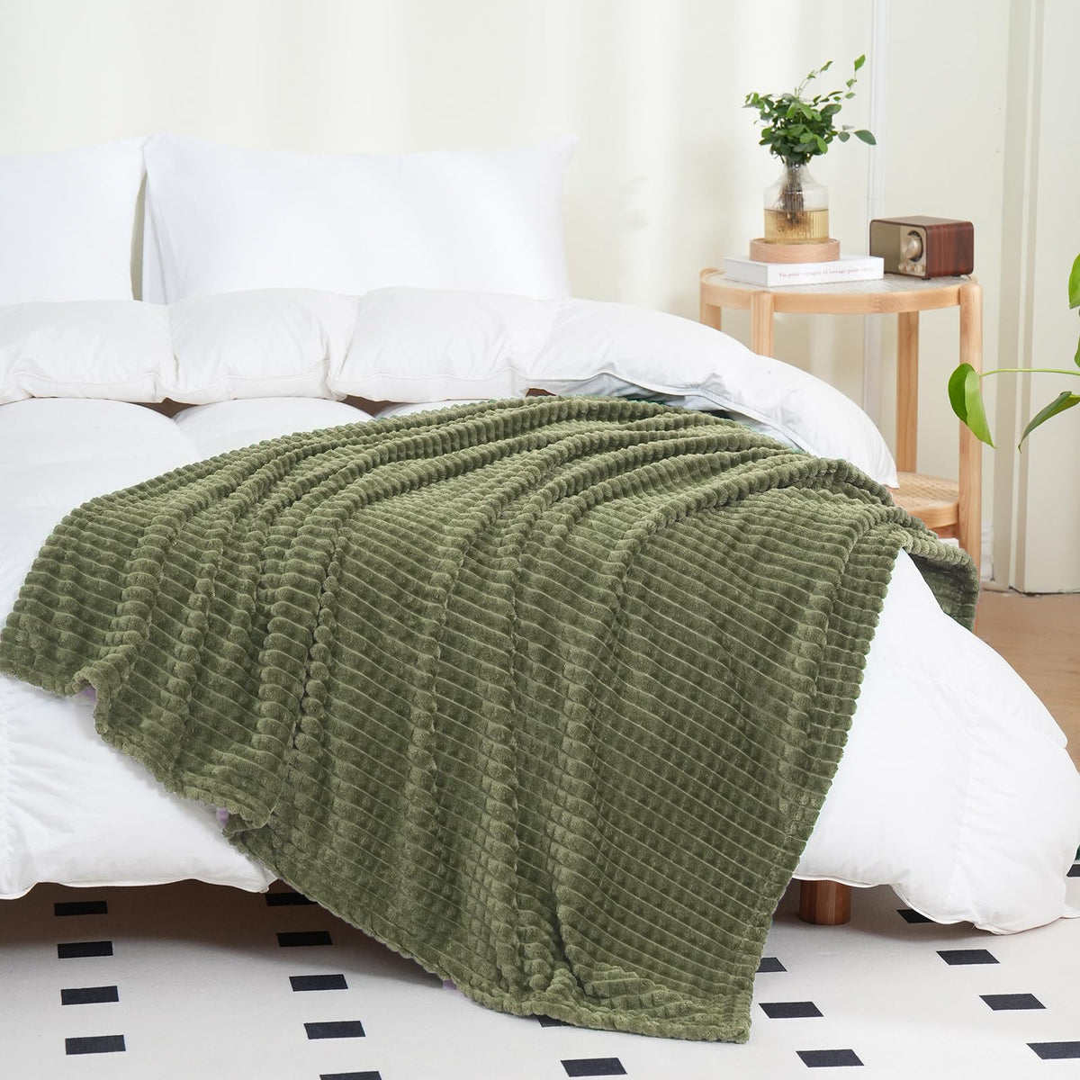 Puncuntex Fleece Throw Blanket Dark Green 50"×60" with Square Grid Design