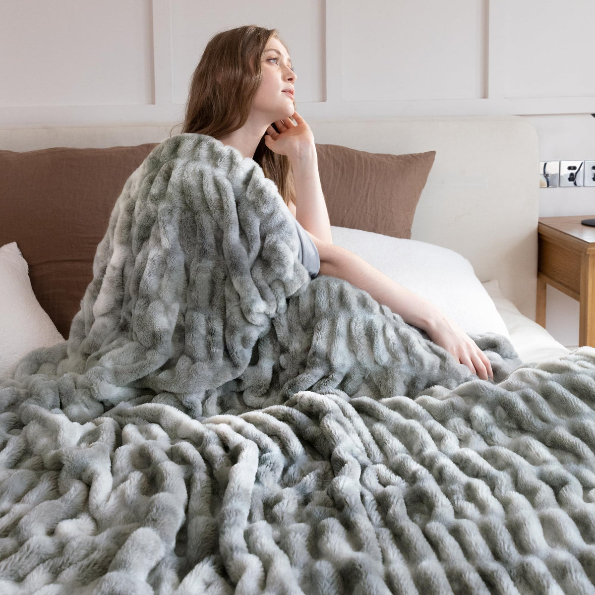 Ultra Soft Cozy Faux Fur Throw Blanket, Fuzzy Plush Thick Bubble Blanket, Luxury Fluffy Blanket for Couch, Sofa, Bedroom, and Living Room, 50x60 Inches, Cream White