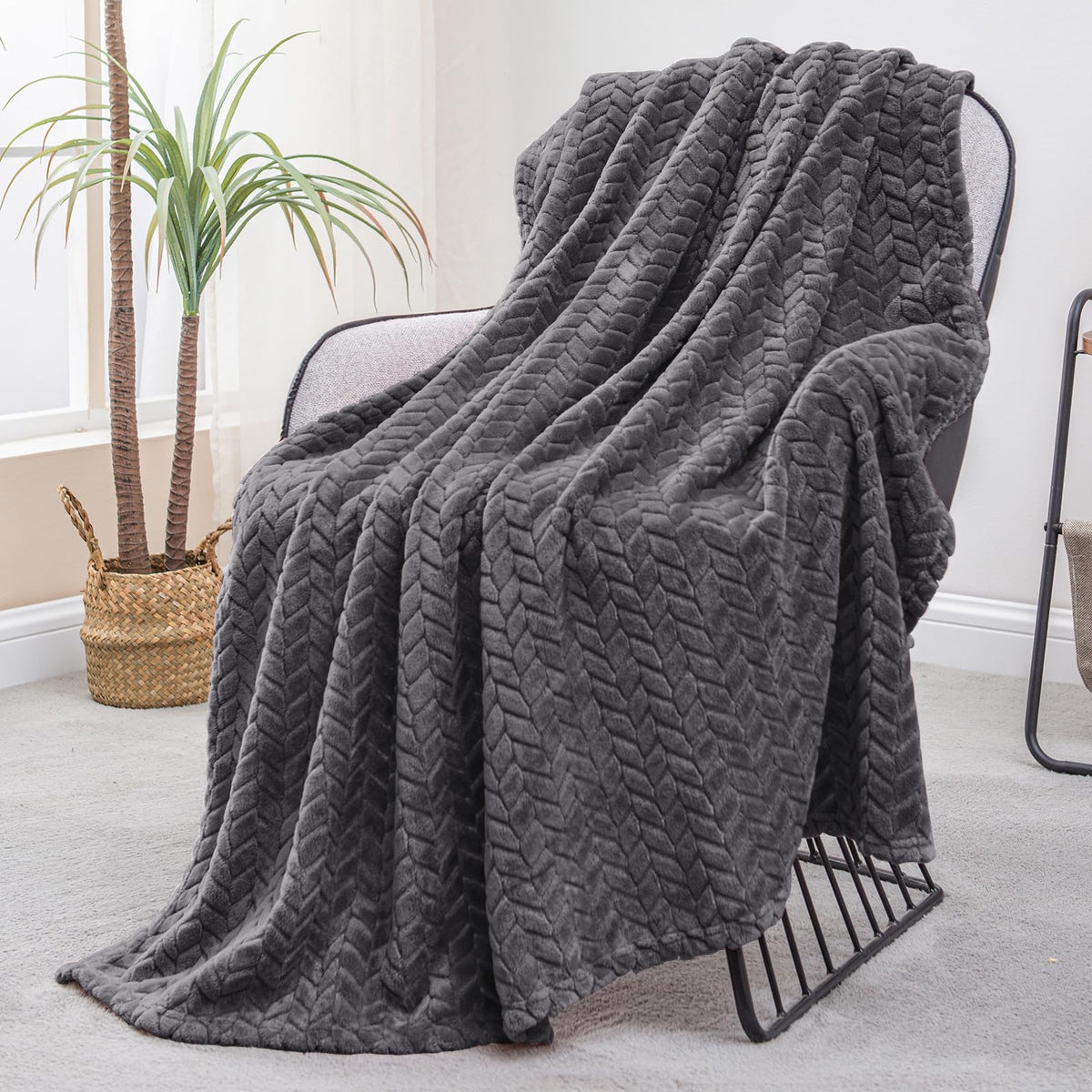 Exclusivo Mezcla Fleece Pink Throw Blanket for Couch Sofa Bed, 50”x70”