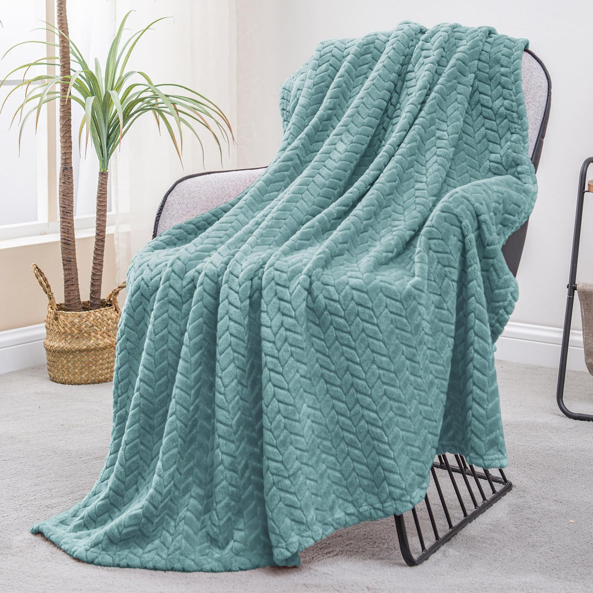 Exclusivo Mezcla Fleece Pink Throw Blanket for Couch Sofa Bed, 50”x70”