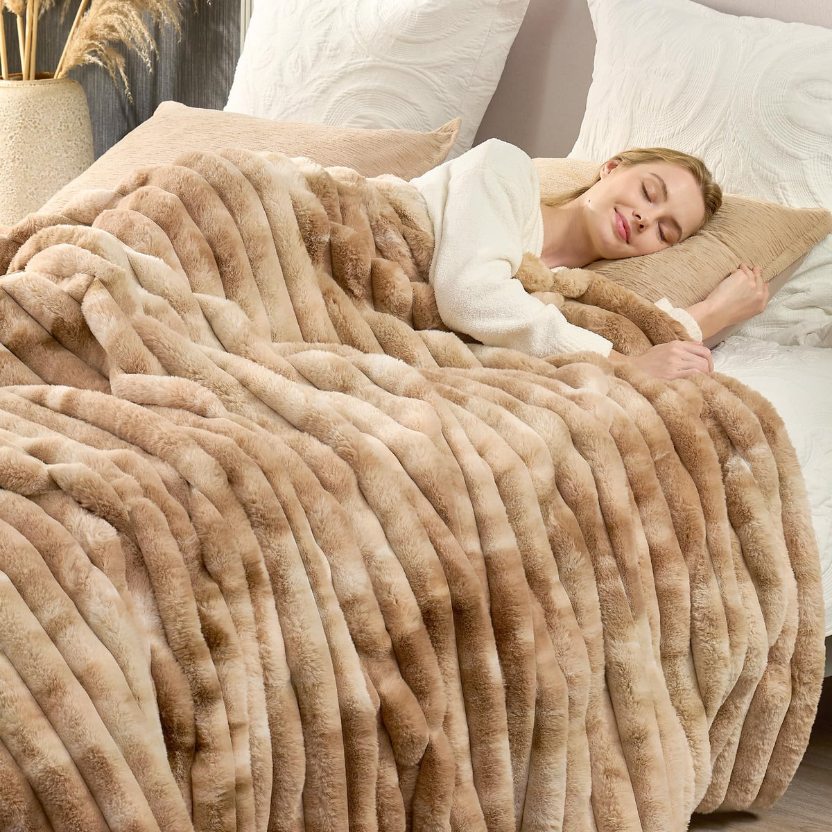 Cozy Bliss Faux Fur Throw Blanket for Couch, Cozy Warm Plush Striped Blanket for Sofa Bedroom Living Room, 50 * 60 Inches Black