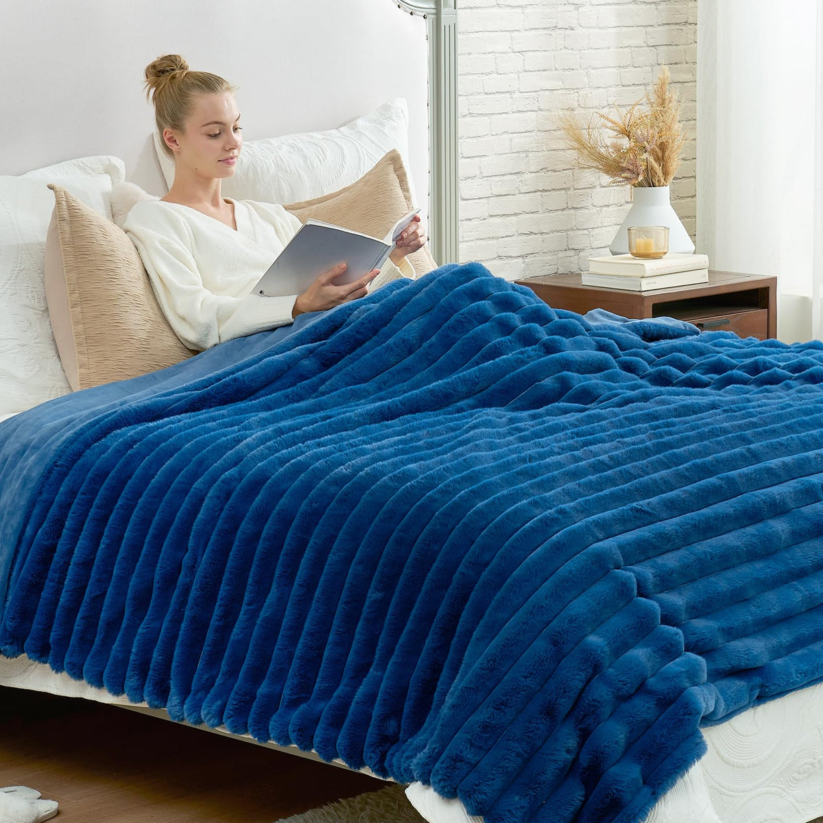 Cozy Bliss Faux Fur Throw Blanket for Couch, Cozy Warm Plush Striped Blanket for Sofa Bedroom Living Room, 50 * 60 Inches Black