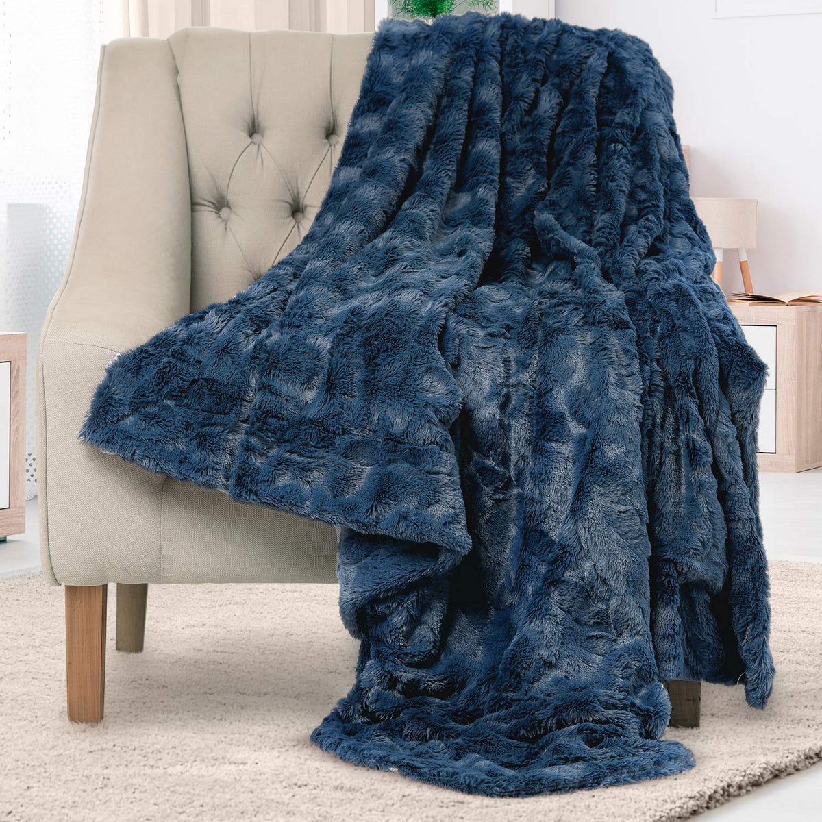 Everlasting Comfort Soft & Comfortable Gray Faux Fur Throw Blanket for Couch - (50"x65") Minky & Fluffy Fall Blankets & Throws, Plush Fuzzy Cover for Bed, Sofa & Living Room - Cozy Home Decor