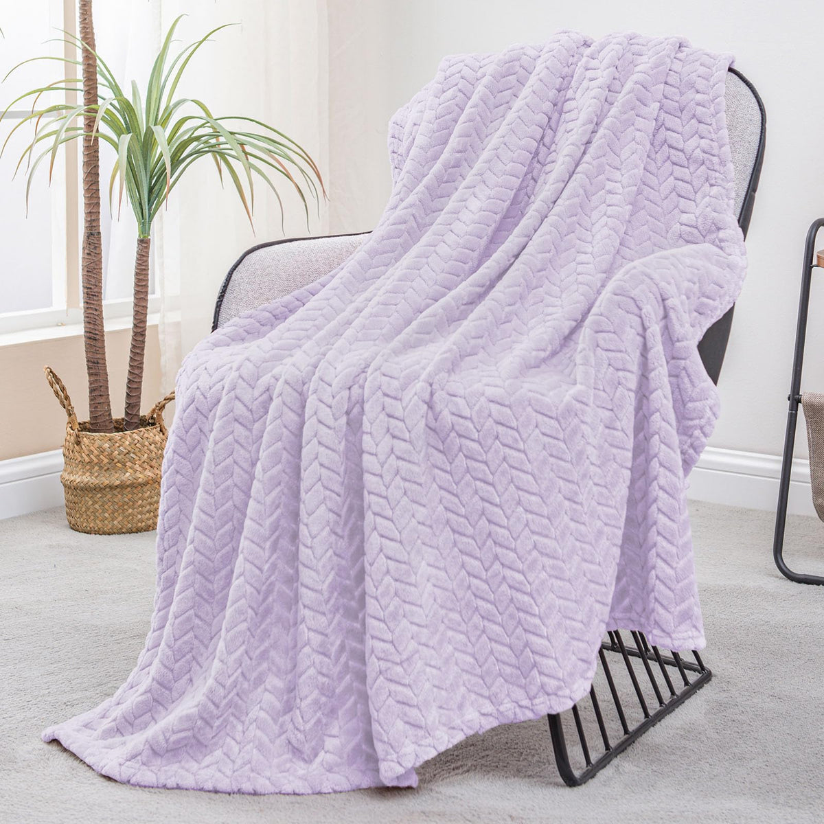 Exclusivo Mezcla Fleece Pink Throw Blanket for Couch Sofa Bed, 50”x70”