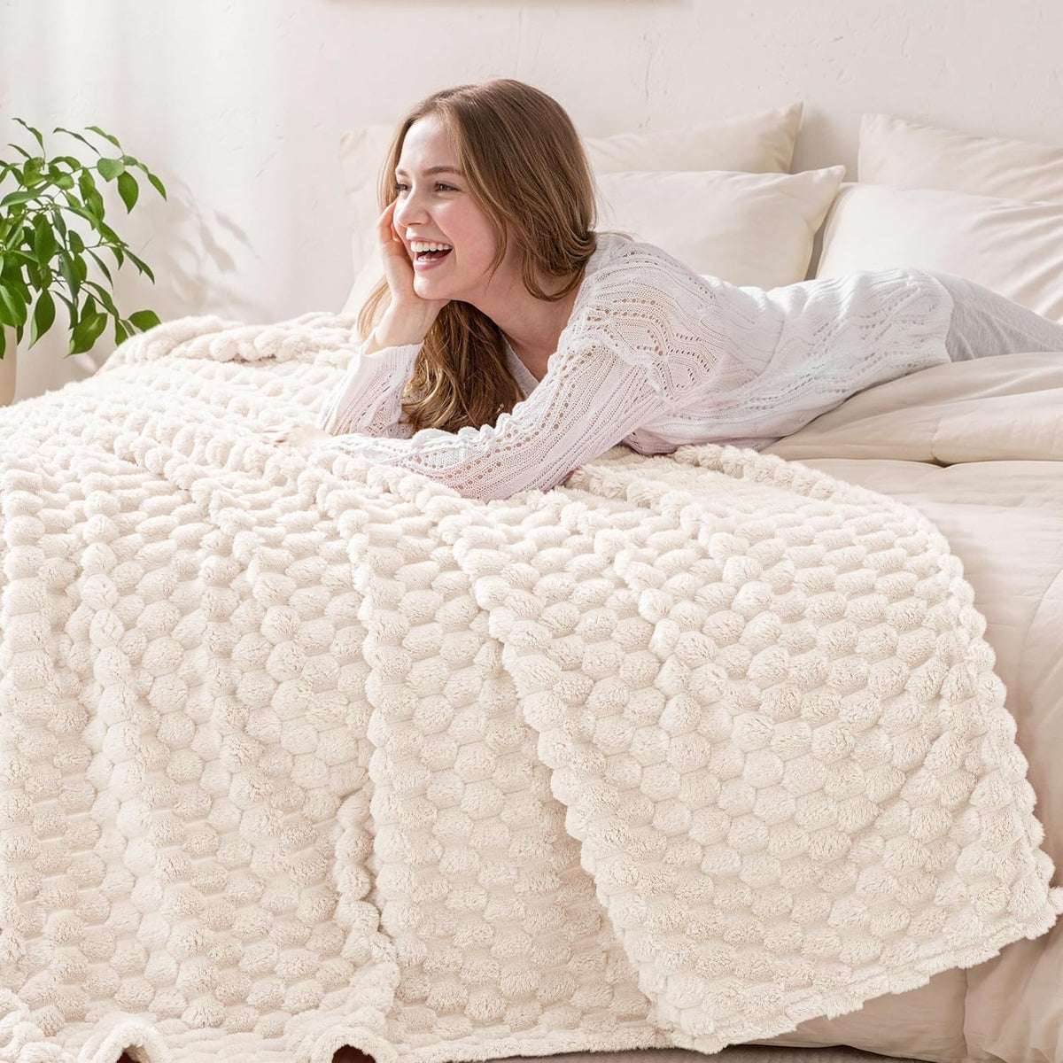 Exclusivo Mezcla Large 3D Fleece Throw Blanket for Couch, Ivory