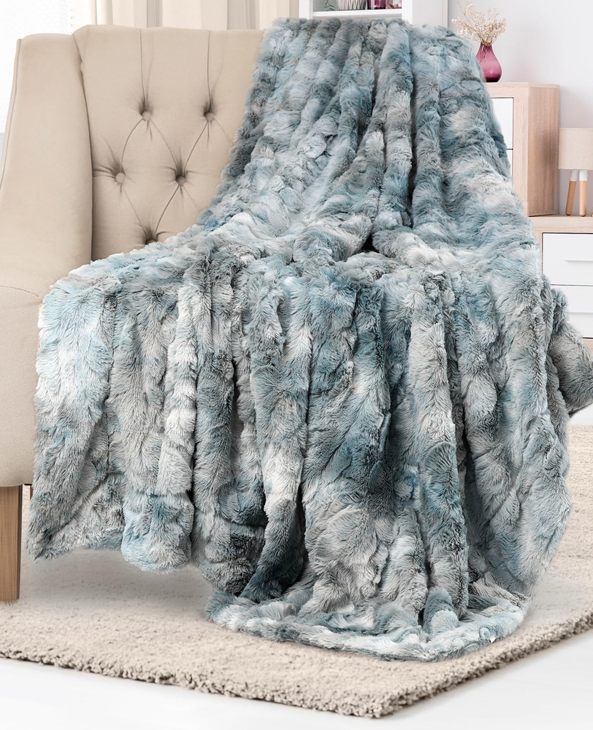 Everlasting Comfort Soft & Comfortable Gray Faux Fur Throw Blanket for Couch - (50"x65") Minky & Fluffy Fall Blankets & Throws, Plush Fuzzy Cover for Bed, Sofa & Living Room - Cozy Home Decor